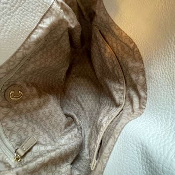 Cream tote bag with gold hardware - Picture 10 of 11